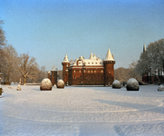 21651 Gezicht op het Kasteel De Haar (Kasteellaan 1) te Haarzuilens (gemeente Utrecht) in de sneeuw.